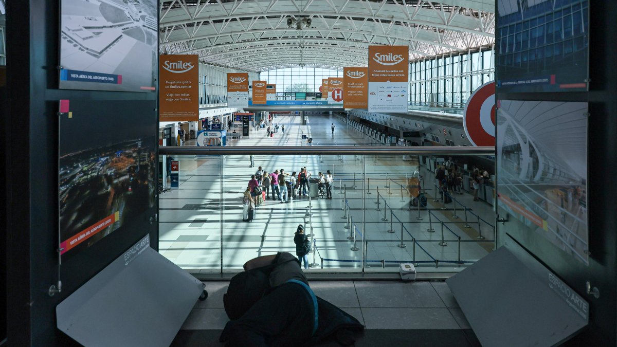 Una sección del Aeropuerto Internacional Ezeiza con muy pocos pasajeros debido a una jornada de paro este miércoles 28 de febrero de 2024, en Buenos Aires.