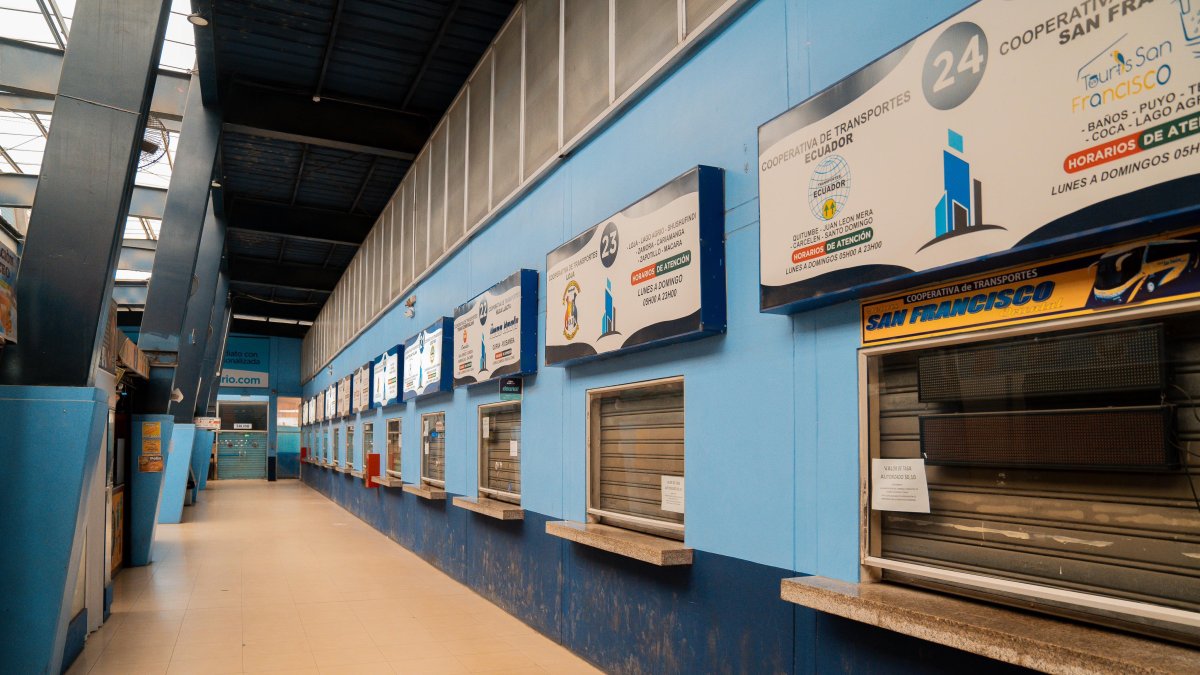 Espacio. Diferentes sellos figuran en el sitio.