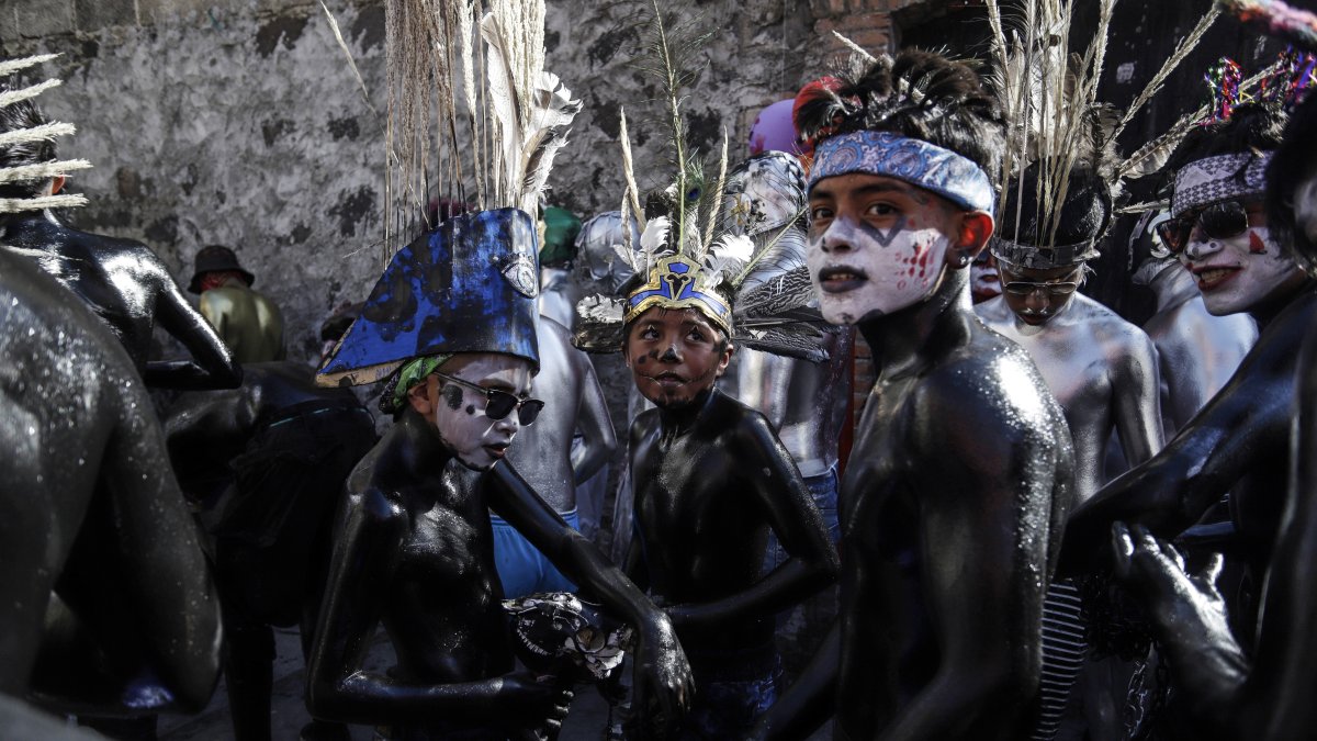 Jóvenes participan en el cierre del Carnaval de Xinacates
