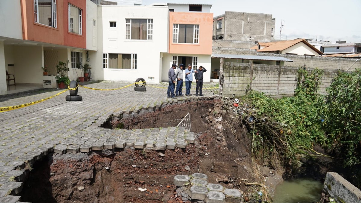 El caudal del río Tinajillas creció dos metros y destruyó parte del estacionamiento del conjunto