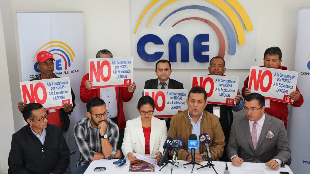 El director de Unidad Popular, Geovanni Atarihuana, durante la presentación de la solicitud.