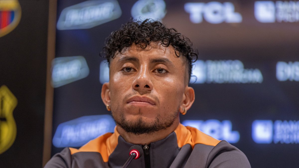 Rojas brinda conferencia de prensa en las instalaciones del estadio Monumental.