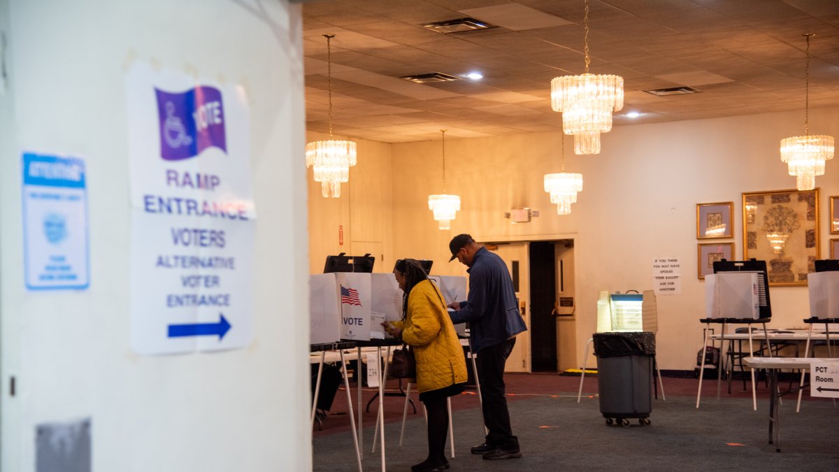 Los votantes se encuentran en las cabinas en Greater Emmanuel Institutional durante las elecciones primarias presidenciales de 2024