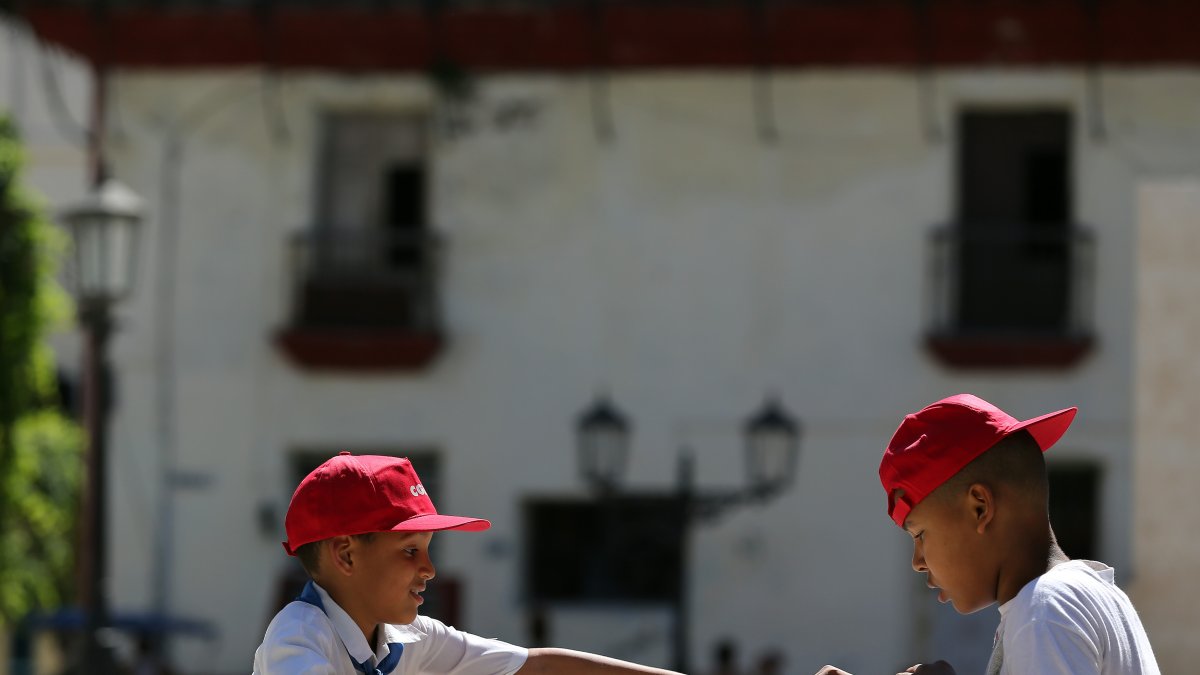 La Habana. Dos niños jugando en un área recreativa de La Habana Vieja.