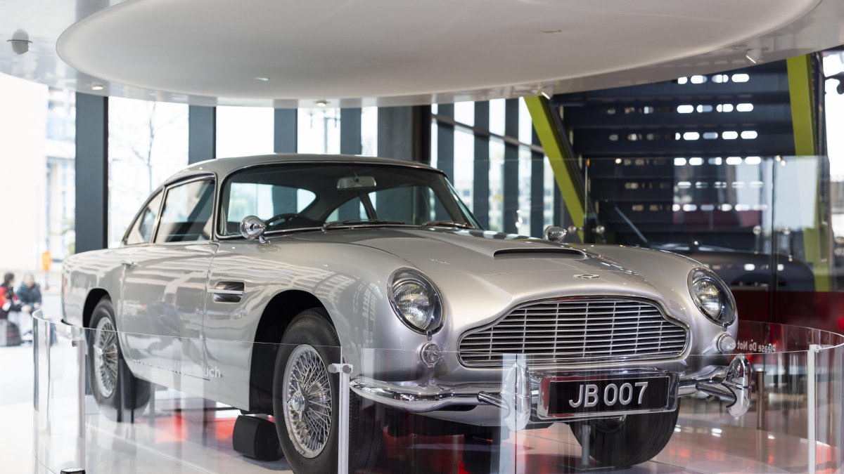 El Aston Martin DB5 utilizado en la película 007 'Goldfinger', durante la exhibición 'Bond in Motion' en el Museo del Espía, en Washington