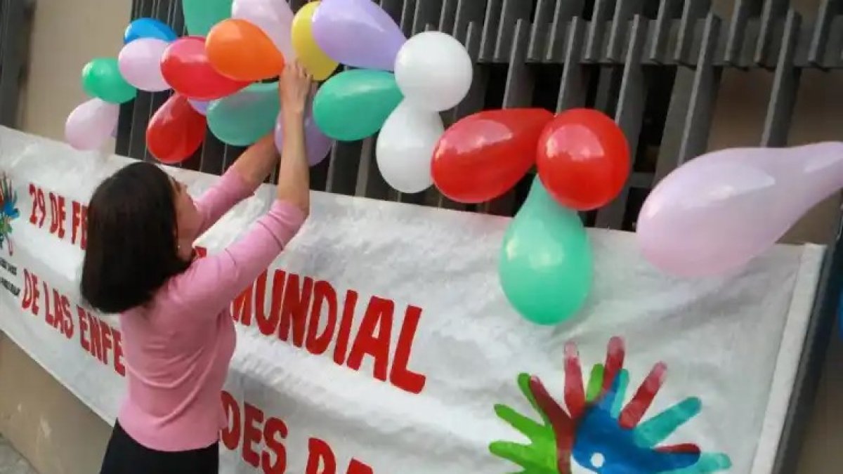 Una mujer coloca un cartel durante una actividad médica