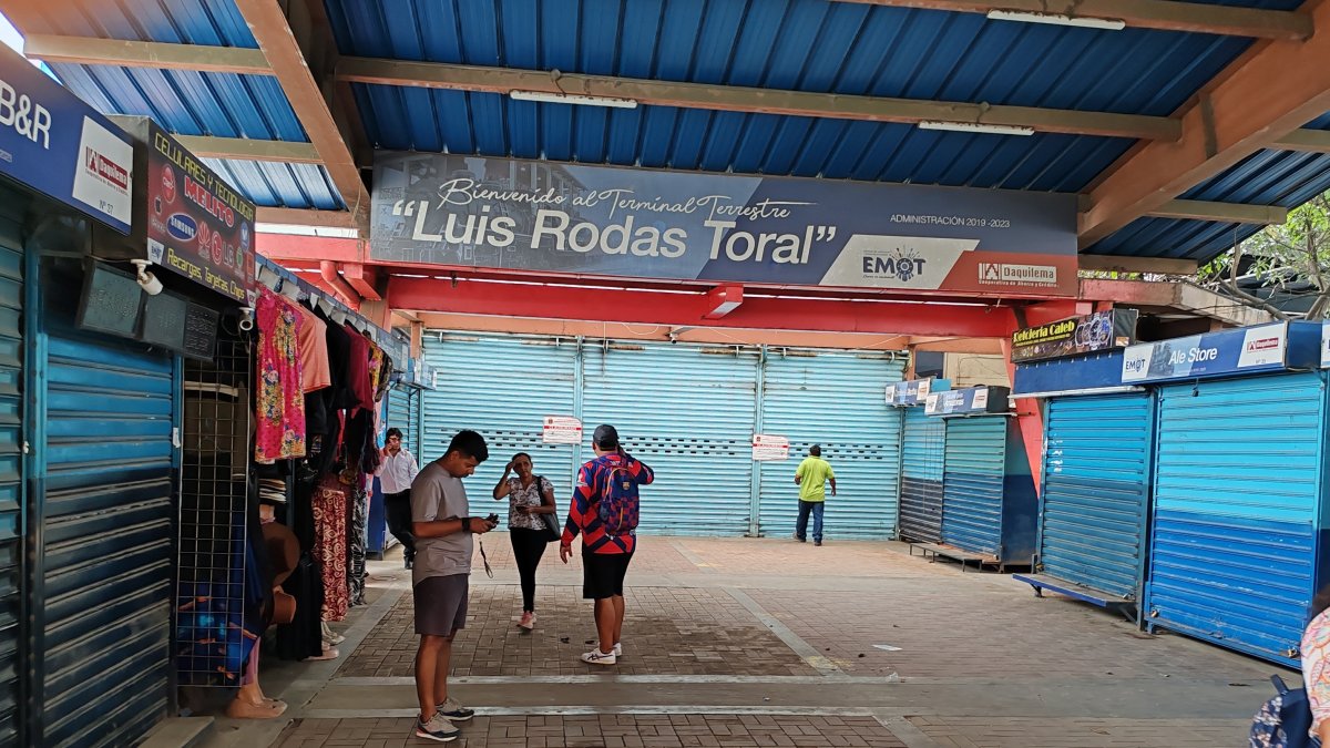 Escenario. Muchos usuarios desconocían del cierre y se toparon con el sello de clausura a su llegada.