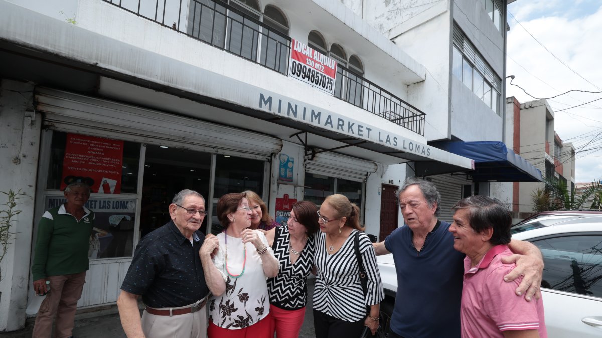 Negocio. Este 28 de febrero fue un día en el que los urdesinos, los que se fueron y los que aún quedan, decidieron pasar por el negocio para despedirse de sus amigos.