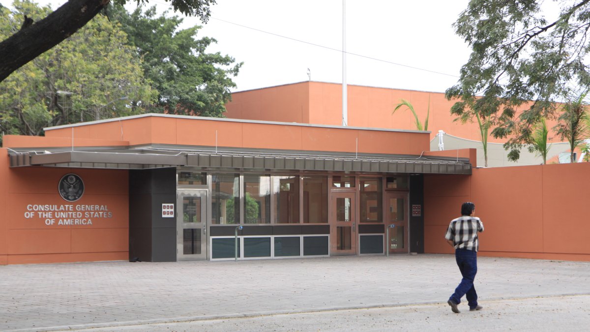 Panorama. La sede del consulado de Estados Unidos donde atienden las solicitudes de forma presencial.