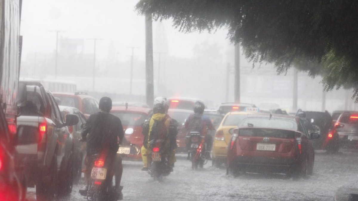 La intensa lluvia afecta el tránsito en Guayaquil