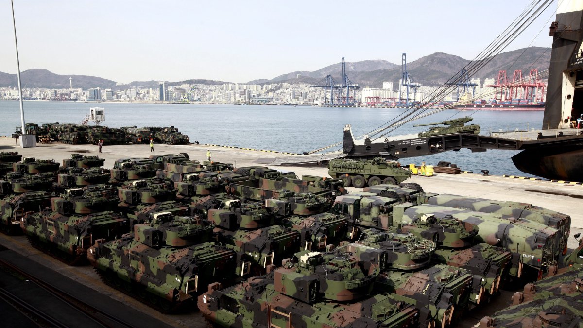 Equipamiento de una brigada de combate estadounidense, durante ejercicios militares conjuntos con Corea del Sur, en la ciudad portuaria surcoreana de Busan.