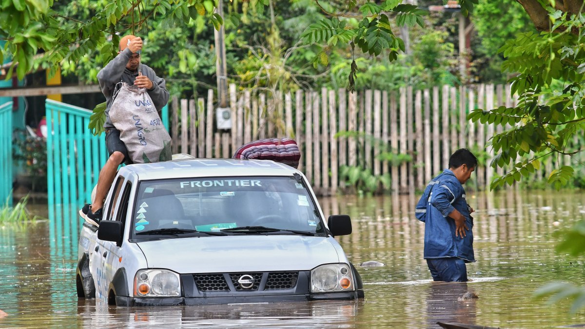 Personas abandonan sus viviendas después que el río Acre aumentara su caudal, en Cobija en el departamento de Pando (Bolivia).