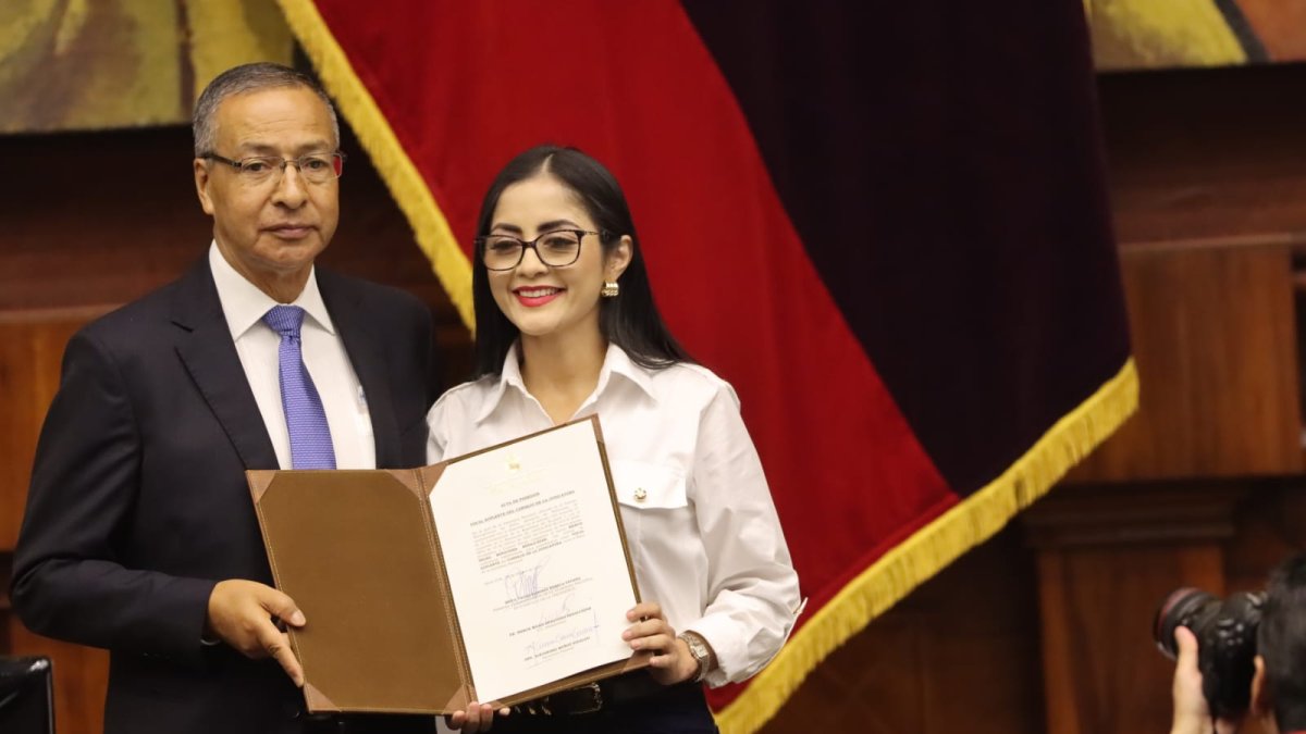 Benavides fue posesionado por la presidenta encargada de la Asamblea Nacional.