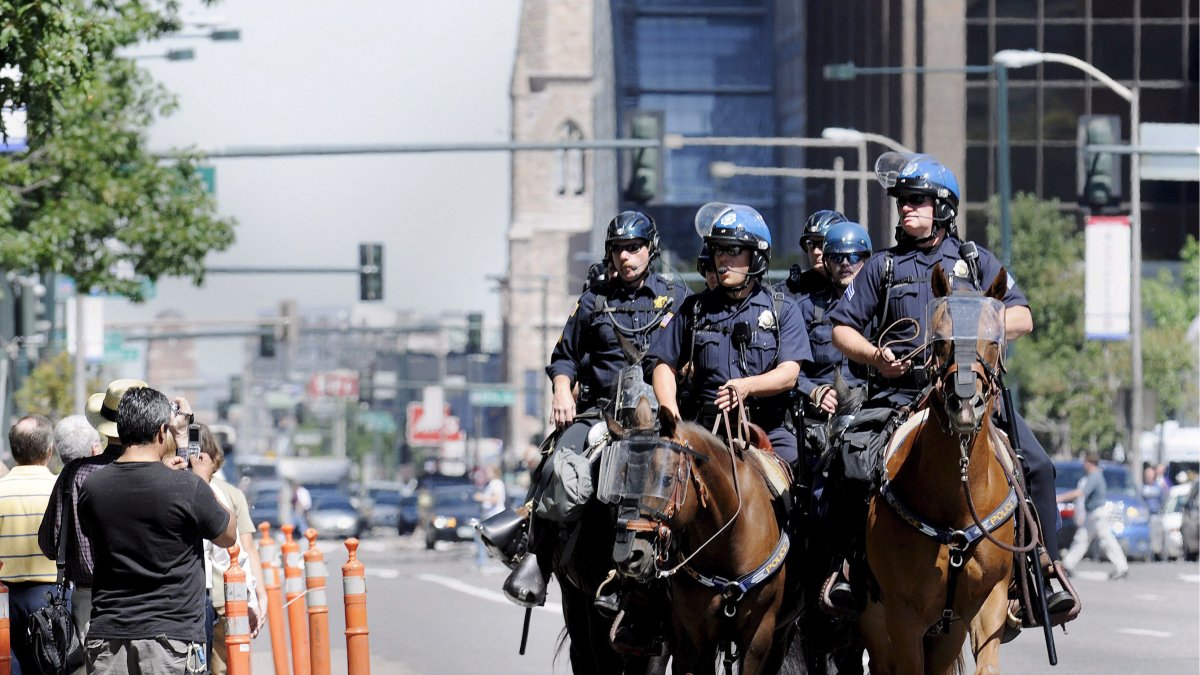 Un grupo de carabineros de la policía al recorrer las calles del centro de Denver (Colorado, EE.UU.).