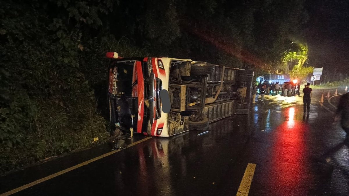 Un bus interprovincial y un camión se chocaron, cuando circulaban por la vía Chaco- Lago Agrio.