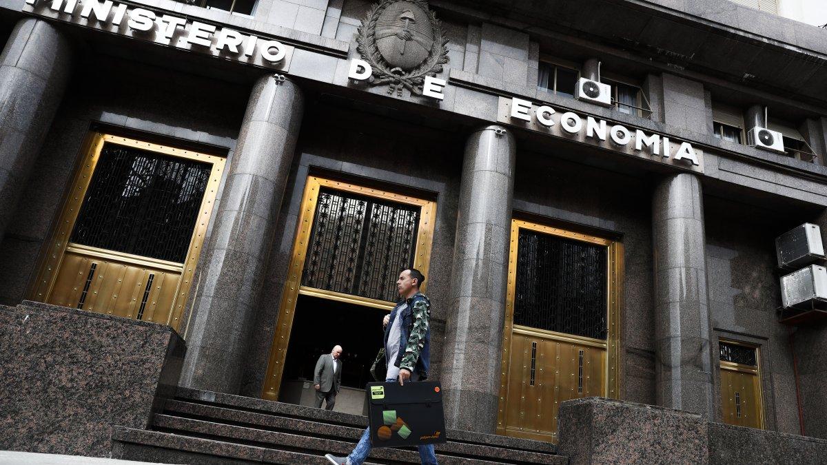 Entrada principal del Ministerio de Economía de Argentina, en el centro de Buenos Aires (Argentina).