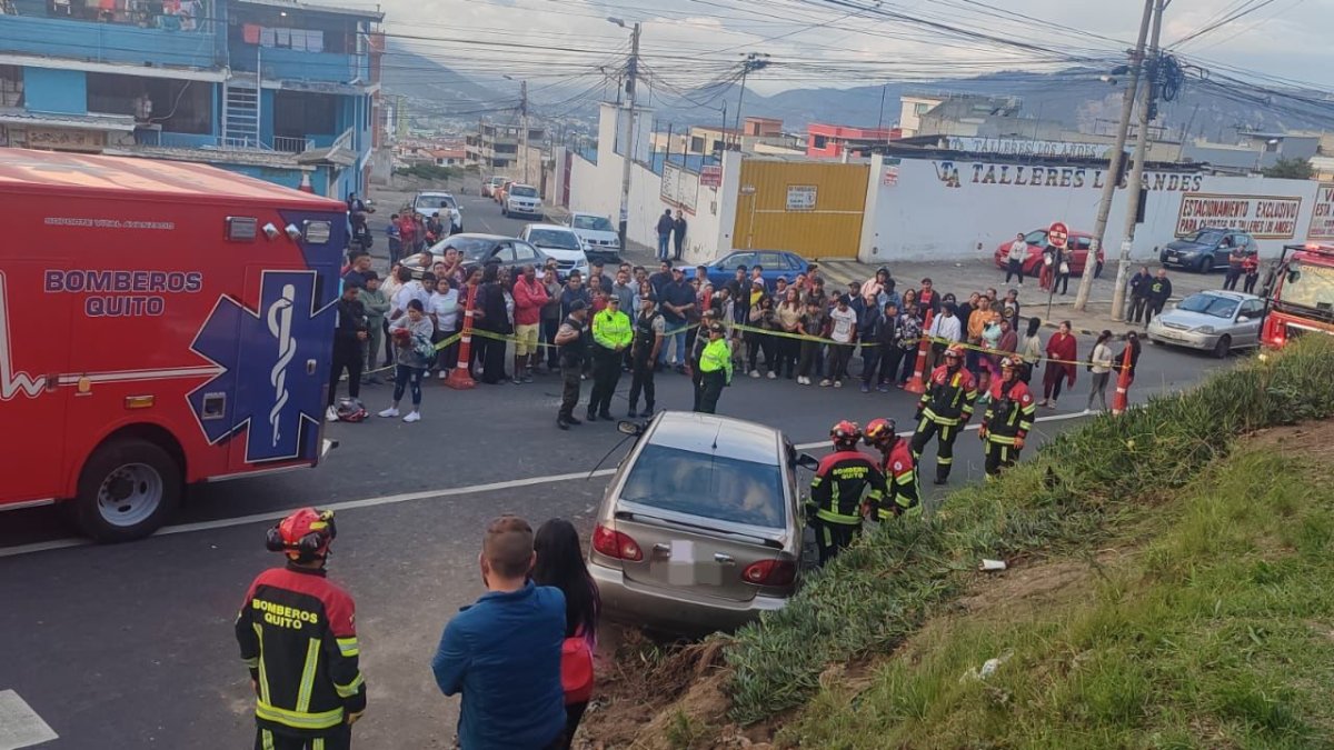 Cinco personas quedaron heridas, entre ellas un niño de cuatro años, luego de ser arrolladas por un auto en Carcelén, Quito.