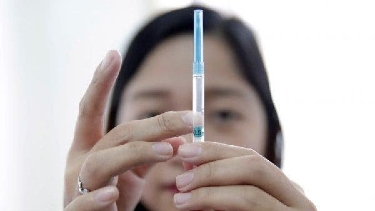 Una enfermera prepara una vacuna contra el sarampión en Manila (Filipinas)