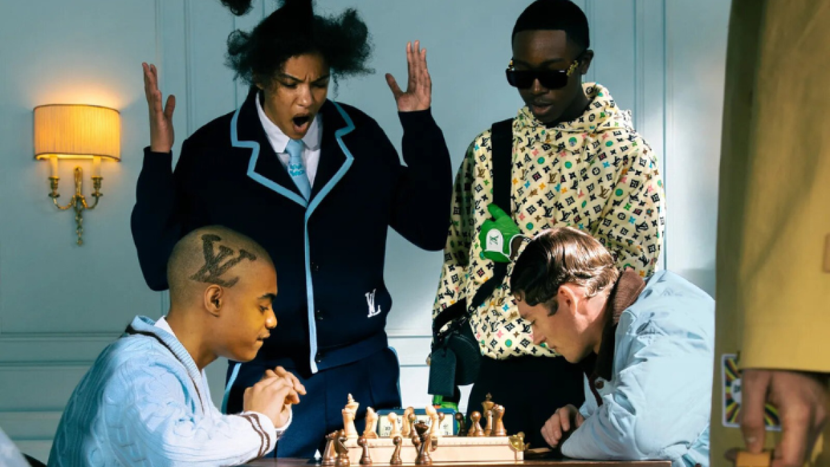 Los modelos visten las prendas de la nueva colección de la Maison francesa