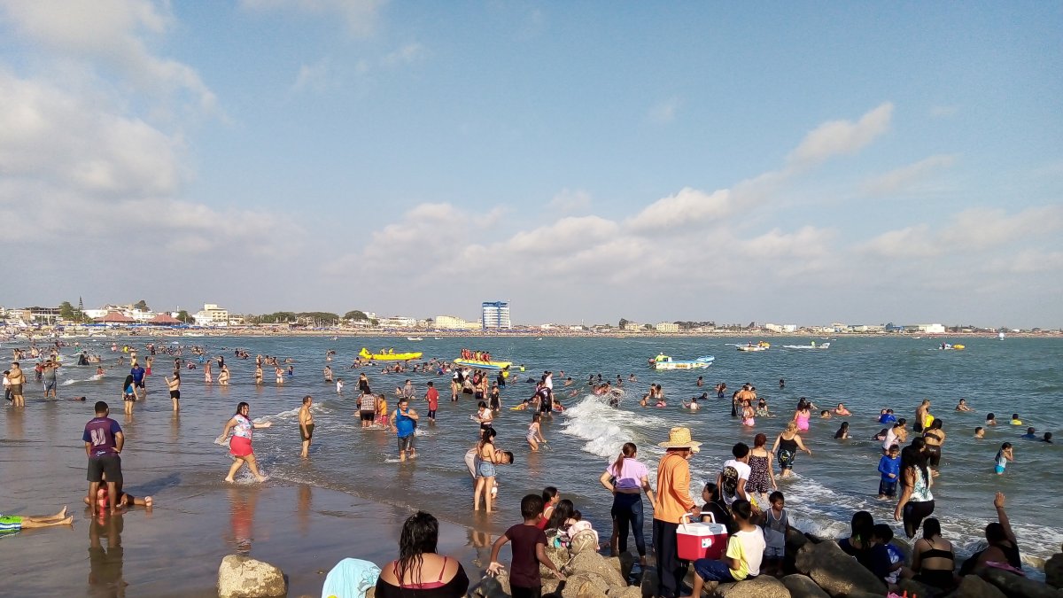 Viaje.- Un grupo de turistas disfrutan de las playas de Ecuador.