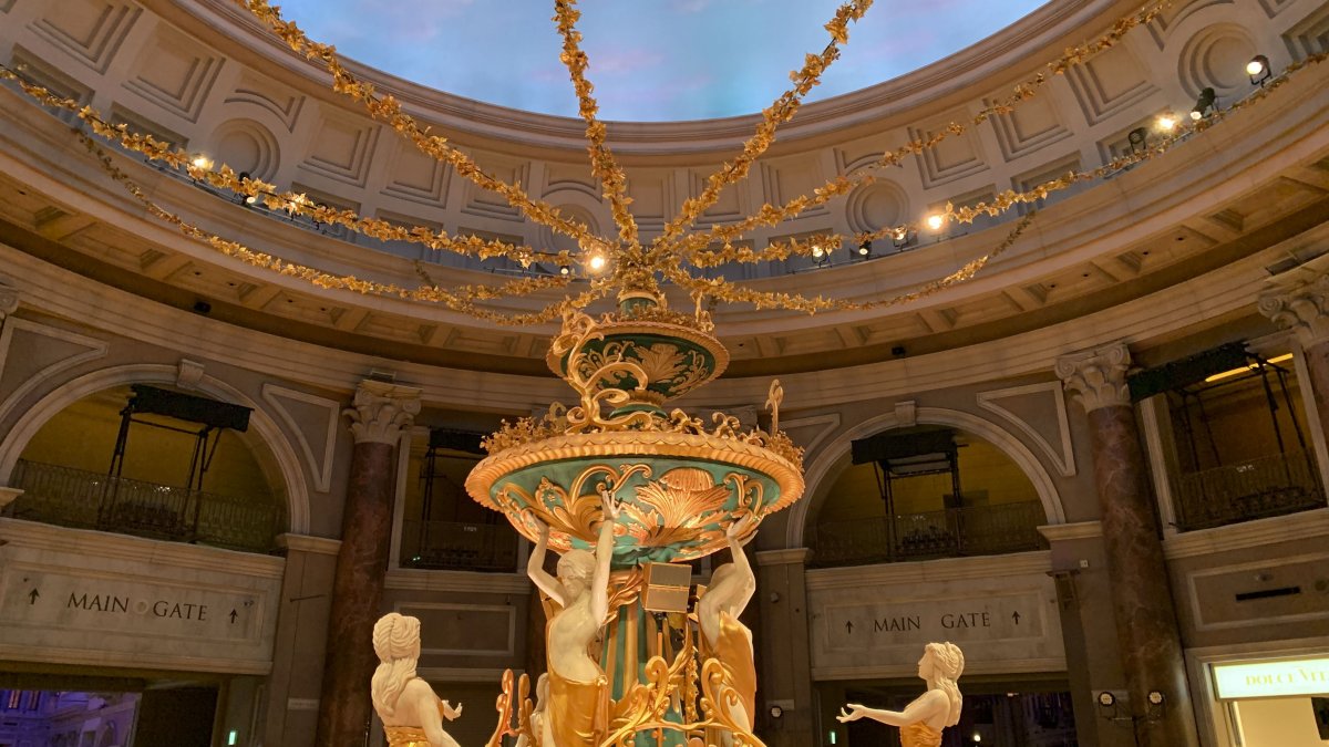 La plaza central, con restaurantes y tiendas, del parque de atracciones inmersivas que ha abierto en la bahía de Tokio