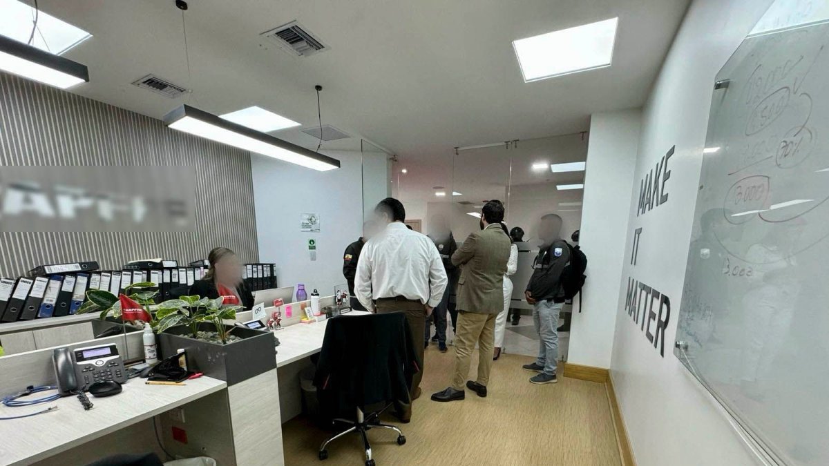 Los peritos llegaron a las oficinas y recabaron información y equipos sobre la corrupción en la petrolera estatal.