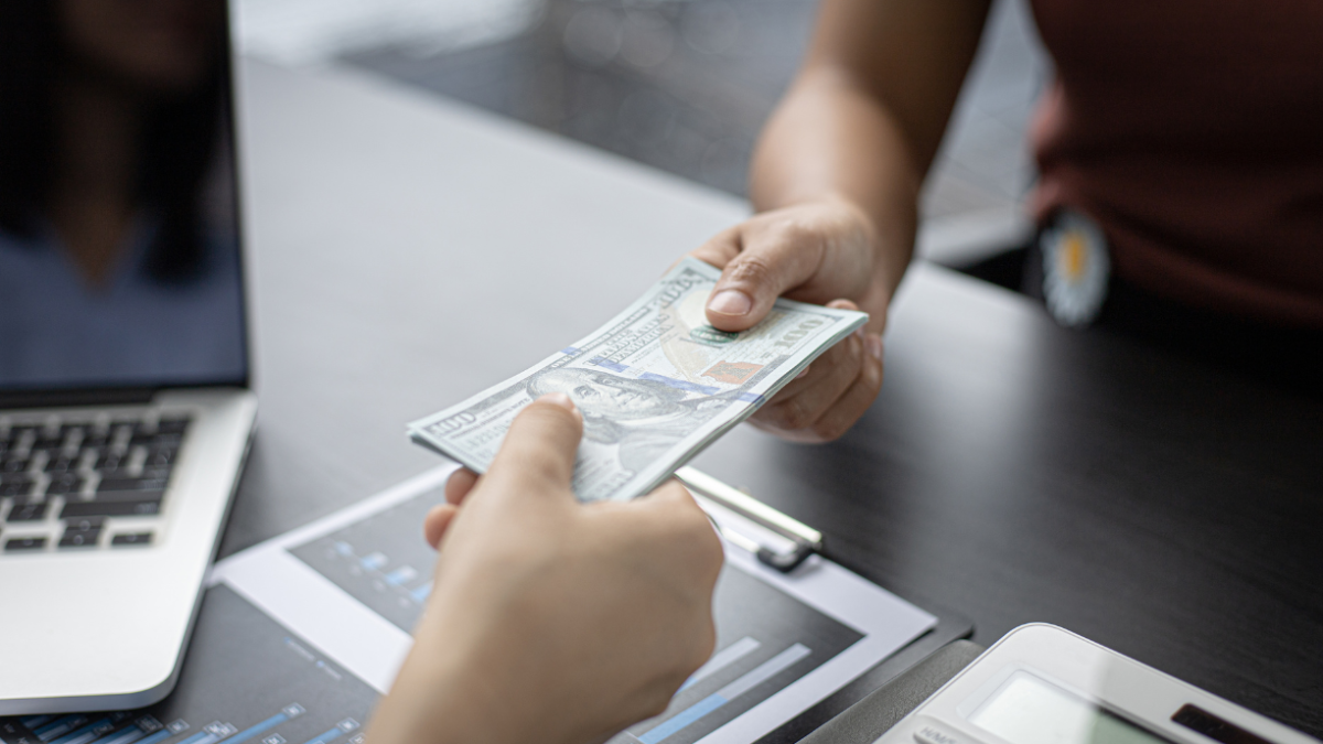 Dinero.- Una foto referencial del pago de un salario a un trabajador.