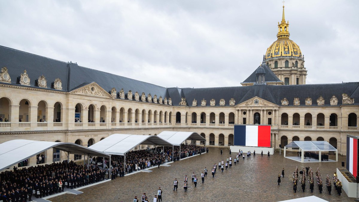 La Guardia Republicana aparece portando retratos de las víctimas durante una ceremonia para rendir homenaje a las víctimas del ataque de Hamás contra Israel el 7 de octubre de 2023.