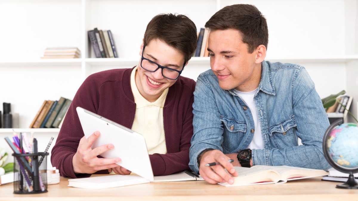 Formación.- Una foto referencial de un profesional instruyendo a un estudiante en una empresa.