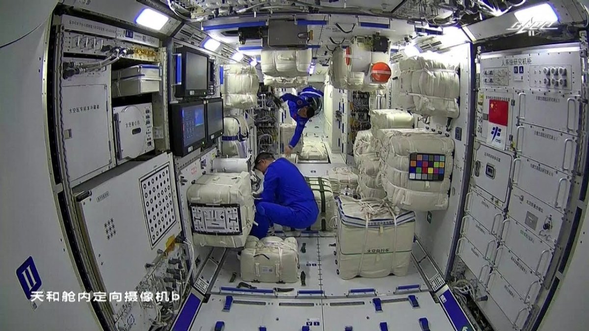 Harbin. Varios técnicos aparecen trabajando en el complejo que consta de cuatro edificios experimentales.