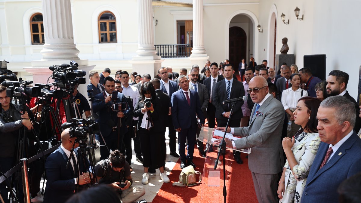 El presidente de la Asamblea Nacional (AN/Parlamento) de Venezuela, Jorge Rodríguez (c-d), habla este miércoles 28 de febrero de 2024 en Caracas.