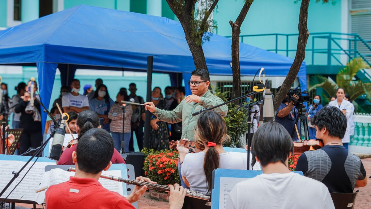 Acto. Miembros de la OSJJO se presenta en el hospital Luis Vernaza.