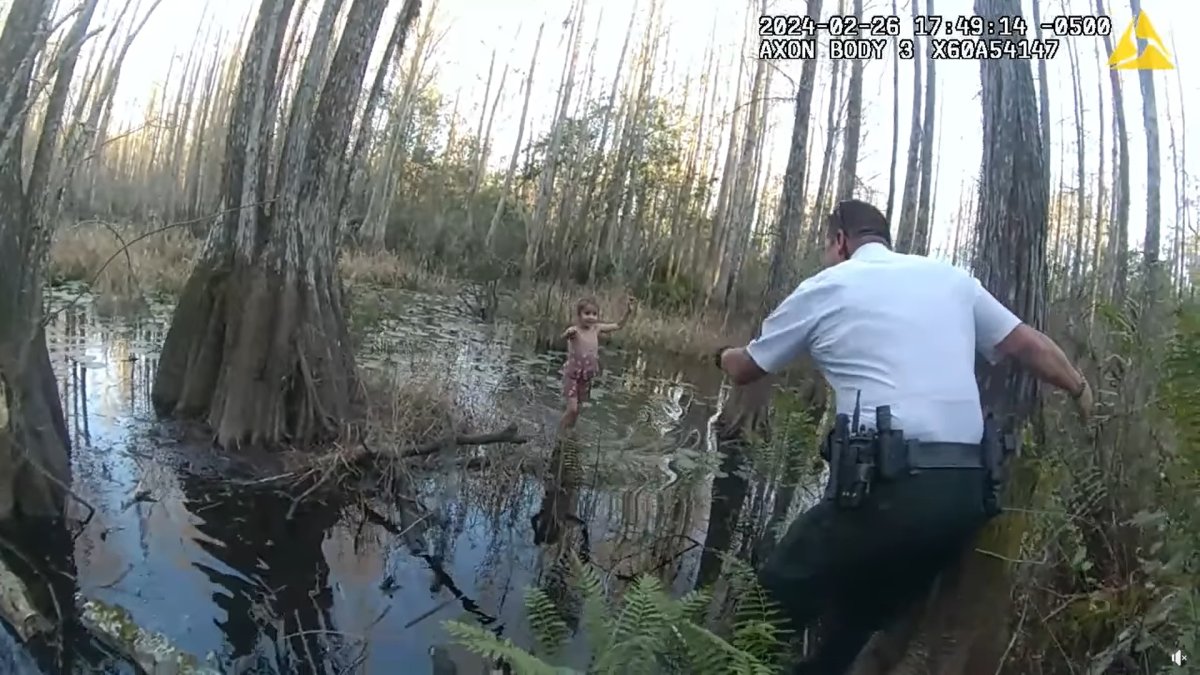 En la captura de un vídeo se muestra a uno de sus agentes llamando a una niña autista, de 5 años, al ser hallada en un pantano cerca de Tampa