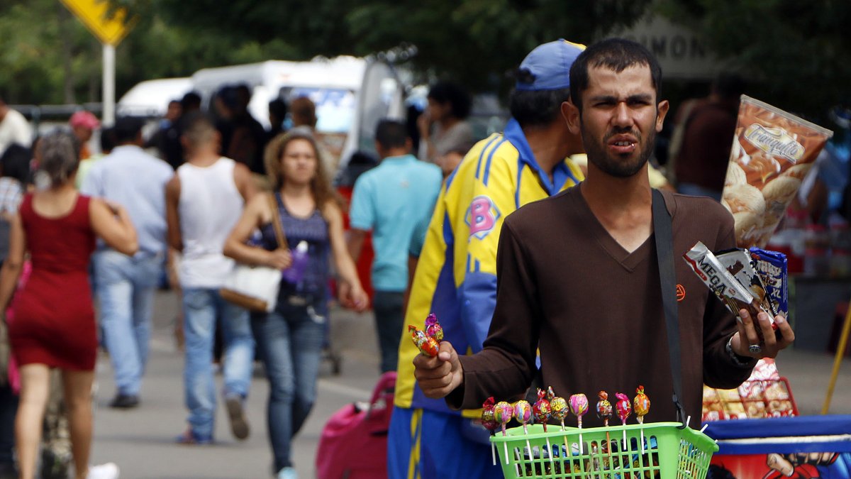 Labor.- El comercio informal en las calles de Colombia.