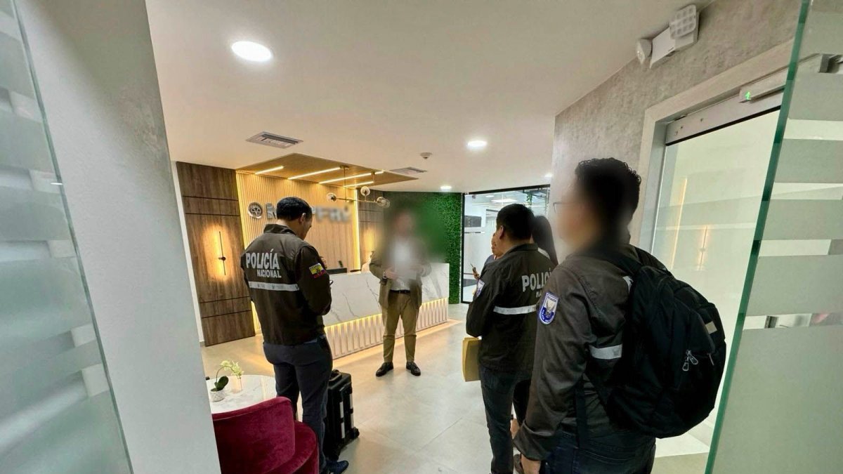 La Policía y peritos de la Fiscalía ingresaron a un edificio del norte de Guayaquil.