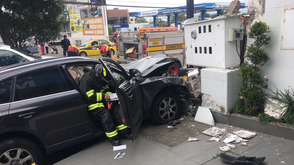 El auto se impactó contra una pequeña pared de bloques sobre la que estaban medidores de luz.