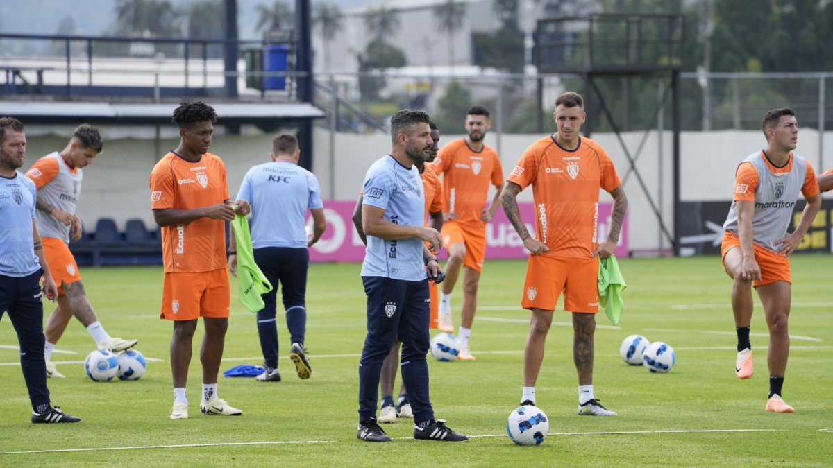 El DT Javier Gandolfi (c) debutará en el banquillo de Independiente.