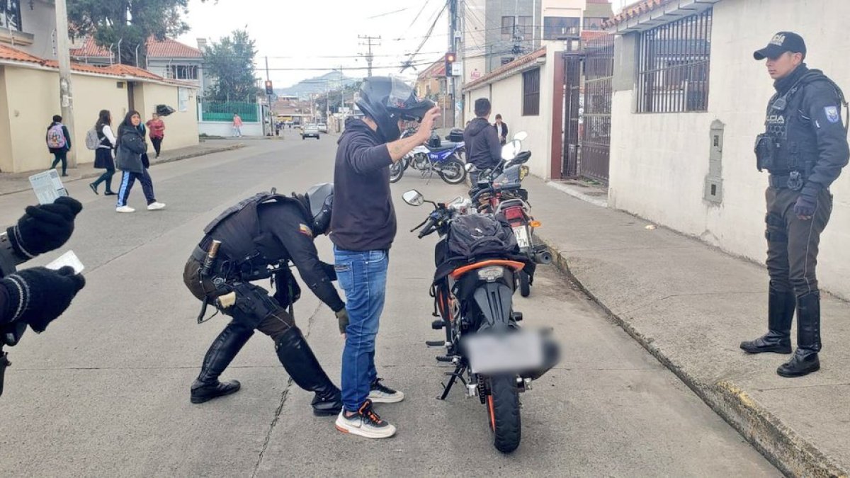 De acuerdo a las cifras presentadas, existen cientos de detenciones diarias en los controles y operativos por el estado de excepción.