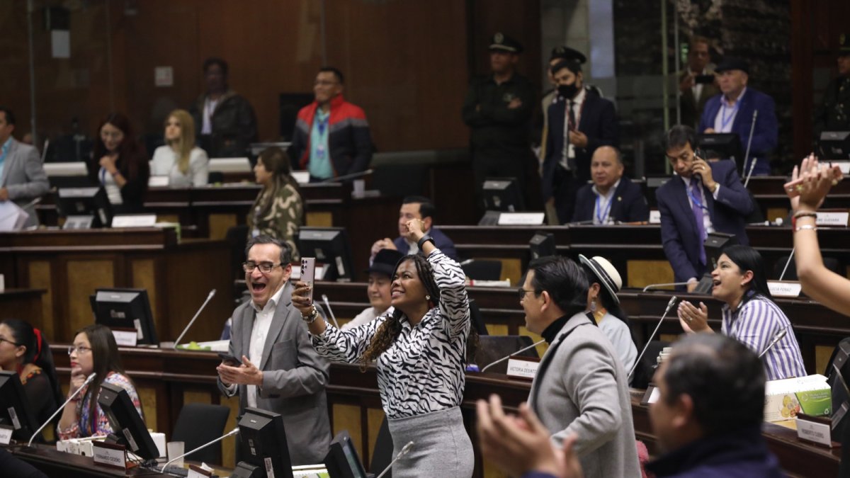 Festejo. Al grito de “¡Uno menos!” la bancada correísta celebra el resultado del juicio político, primer paso hacia la recuperación del aparato de justicia.