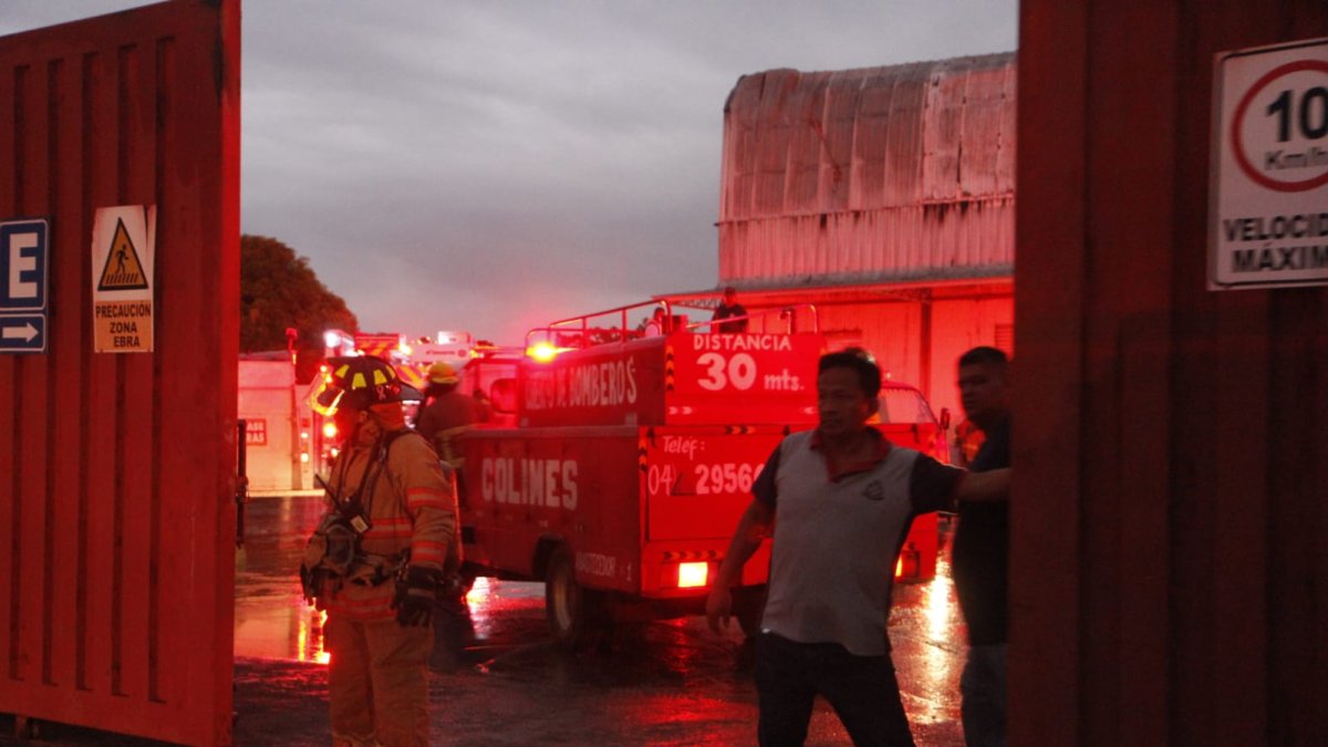 Unidades del cuerpo de bomberos de varias localidades acudieran al sitio para extinguir el fuego.