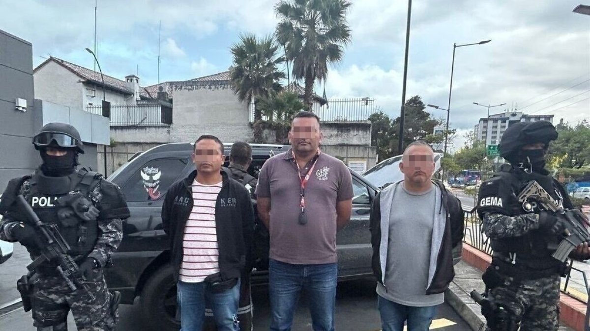 Los militares (uno en servicio activo) fueron capturados en el parqueadero de un restuarante, en Quito.