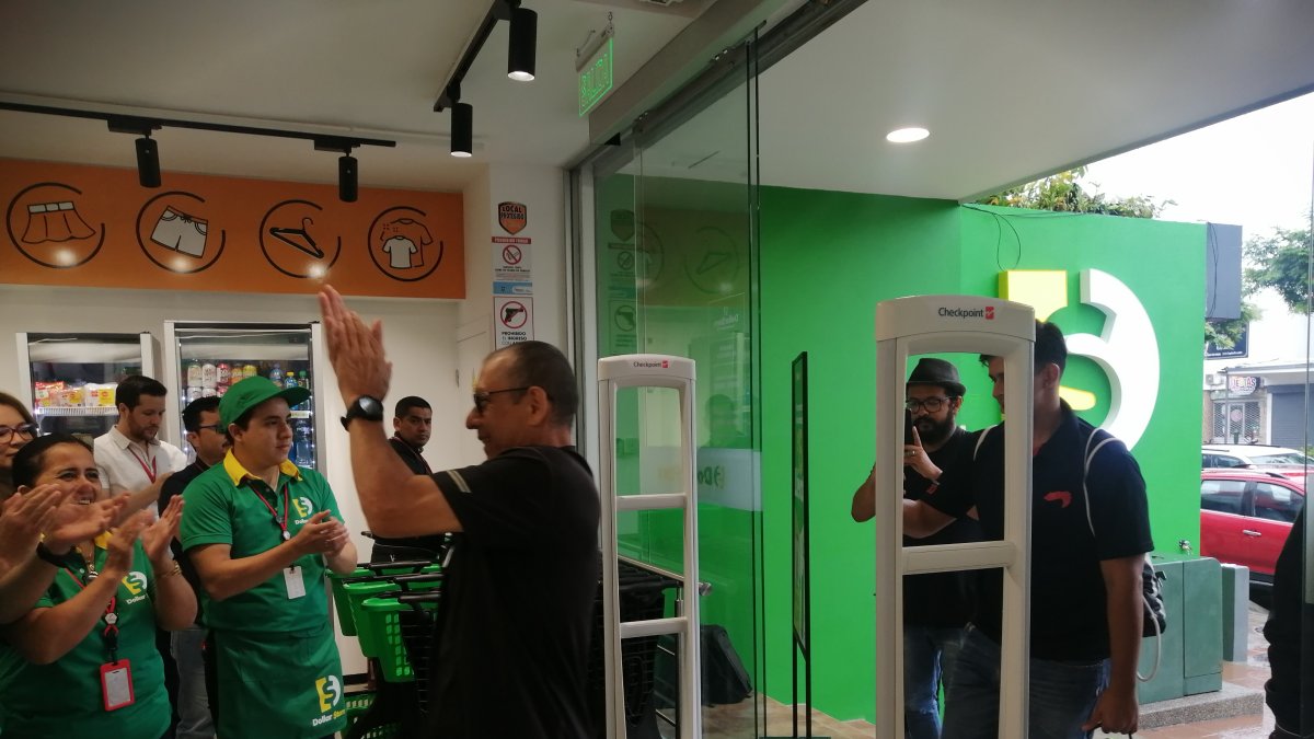 Tienda.- El primer cliente que ingresó a la tienda Dollar $tore, en Urdesa, tras la inauguración que se realizó este viernes 1 de marzo de 2024.