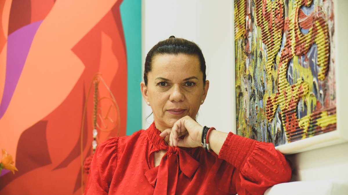 Su primer trabajo estuvo ligado al diseño de interores