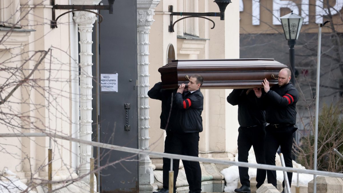 El féretro con los restos mortales del líder opositor ruso Alexéi Navalni es portado a hombros hasta una iglesia moscovita