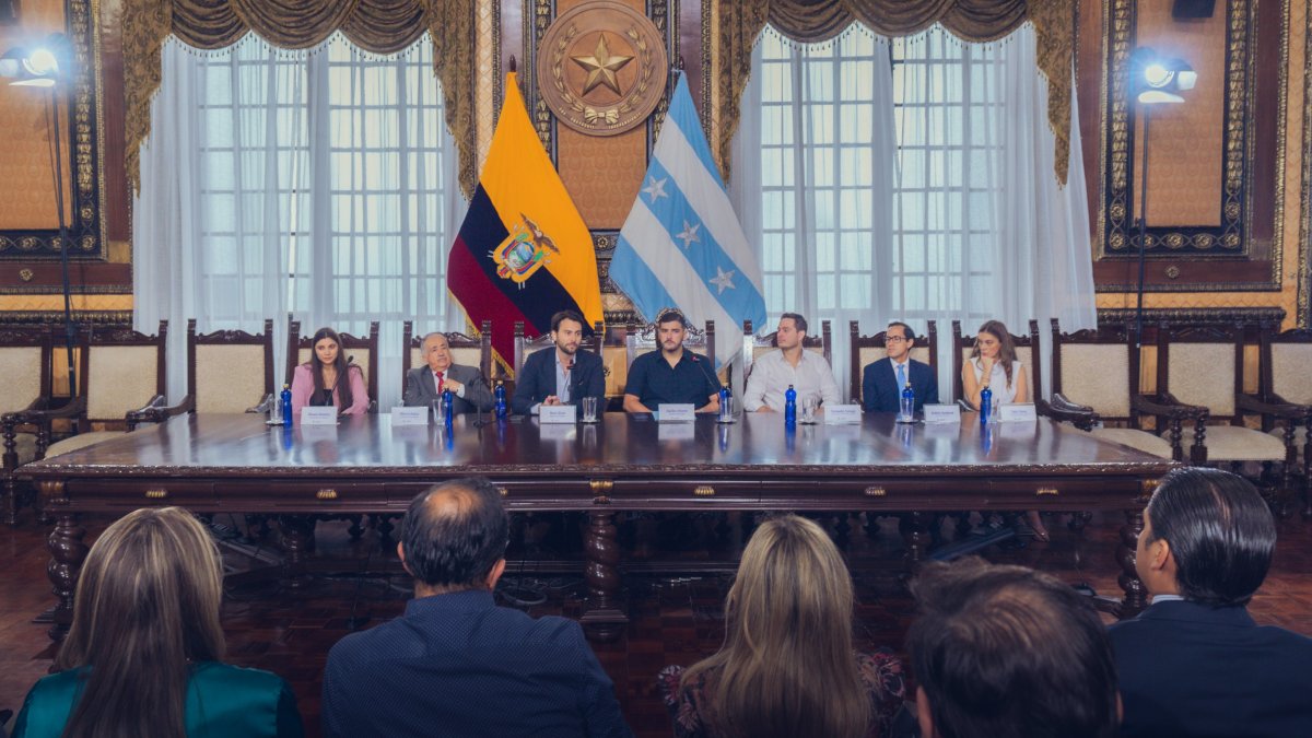 Hecho. El alcalde mantuvo una reunión con representantes de turismo.