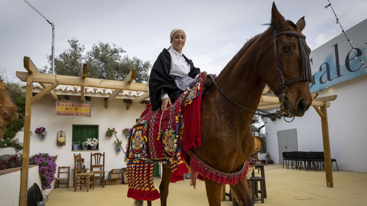 La amazona y vecina del pueblo Cristina Velasco caracterizada de '(Tía Agustina') en el día de la recreación de una historia curiosa en la Málaga del siglo XIX.
