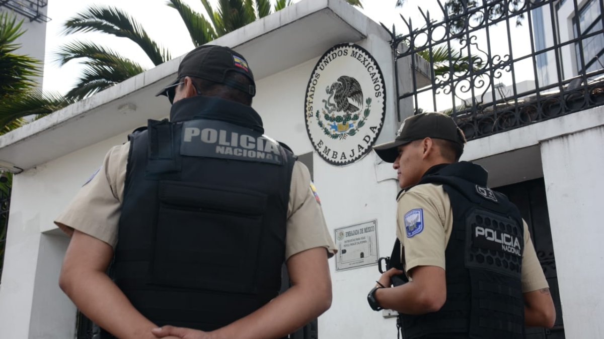 Ambiente en los exteriores de la Embajada Mexicana en Quito.