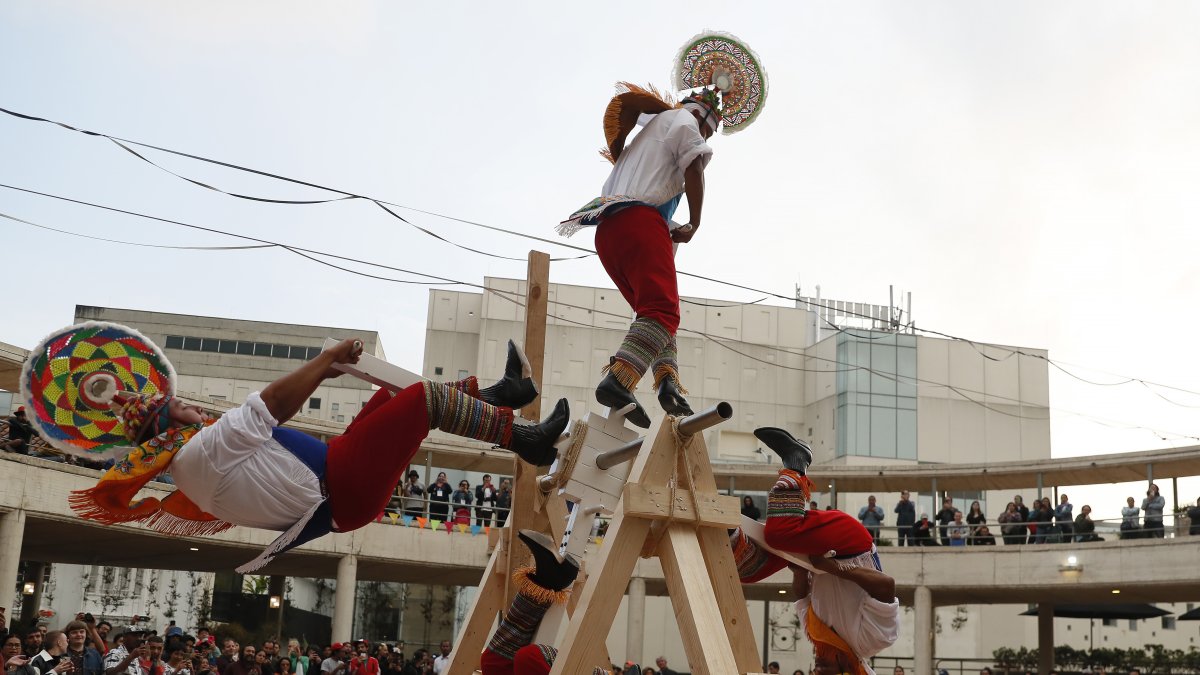Integrantes del grupo mexicano Voladores de Papantla realizan un ritual de culto al sol, en Bogotá (Colombia).