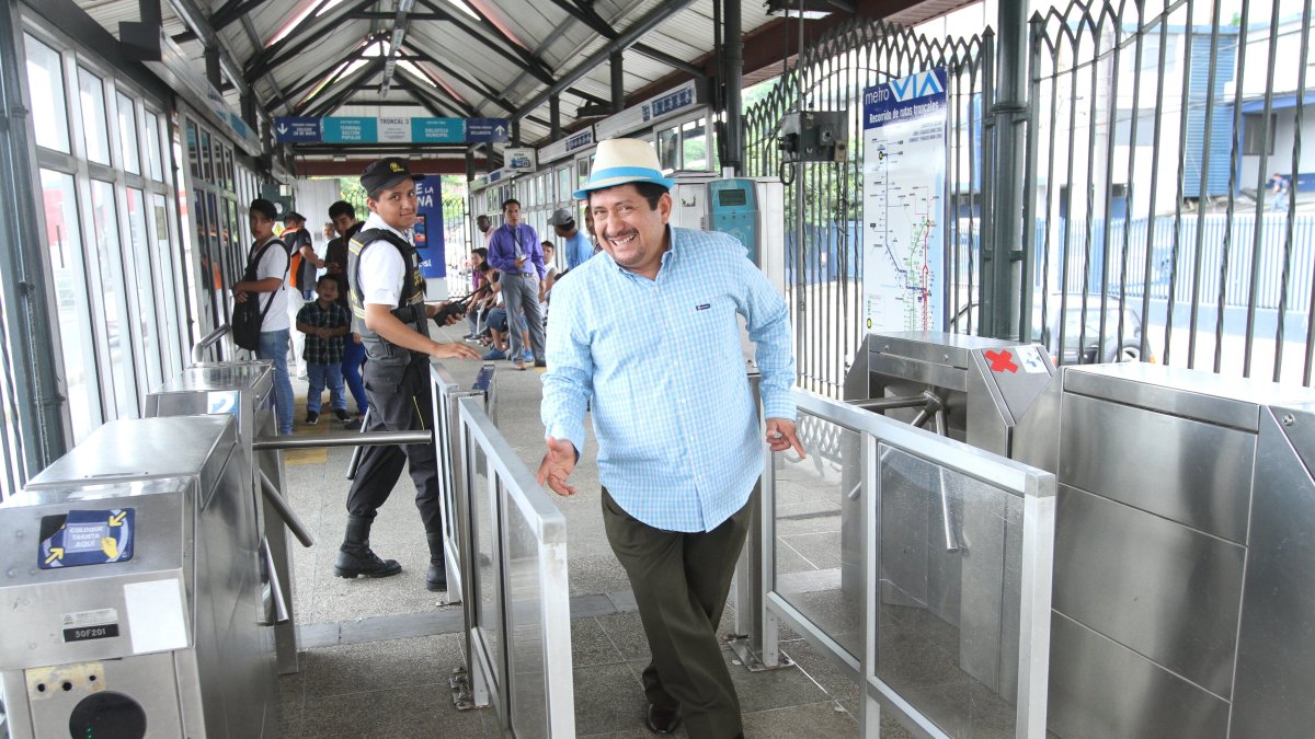 Aladino en una estación de la Metrovía.