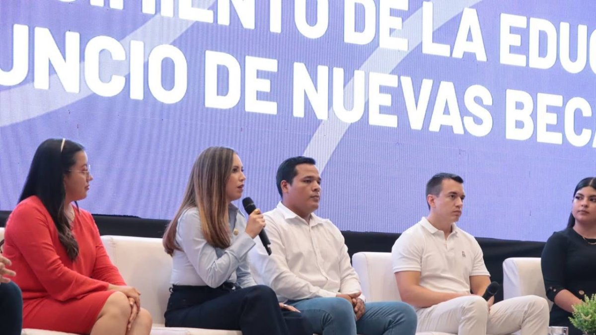 La titular de la Senescyt, Ana Changuín (hablando) y el presidente Daniel Noboa (derecha), durante un conversatorio con estudiantes universitarios en Machala, el 14 de febrero de 2024.